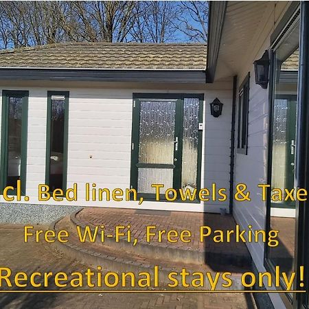 Ruim Familie Chalet Tot 4 Personen Op De Veluwe Bungalowpark De Kern Putten Zewnętrze zdjęcie